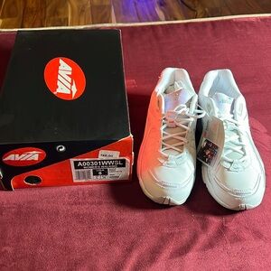 NWT Avia Women’s walking shoes white/grey/light purple (size 8)